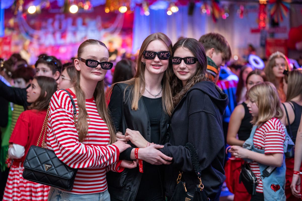 Jugendliche feiern auf der KölleAlarm Party